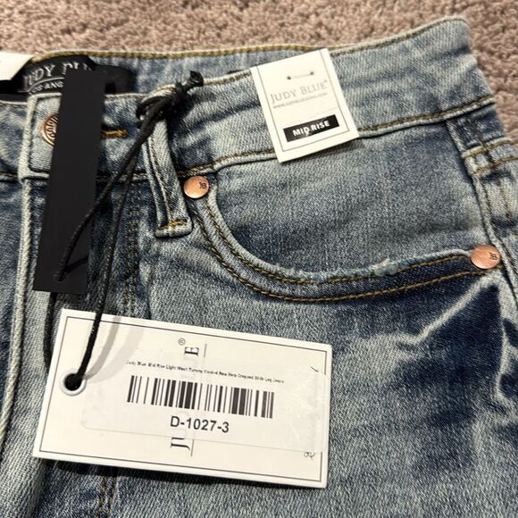 Judy blue! Tummy control mid rise wide leg crop with stretch!
3/26 - Picture 9 of 9